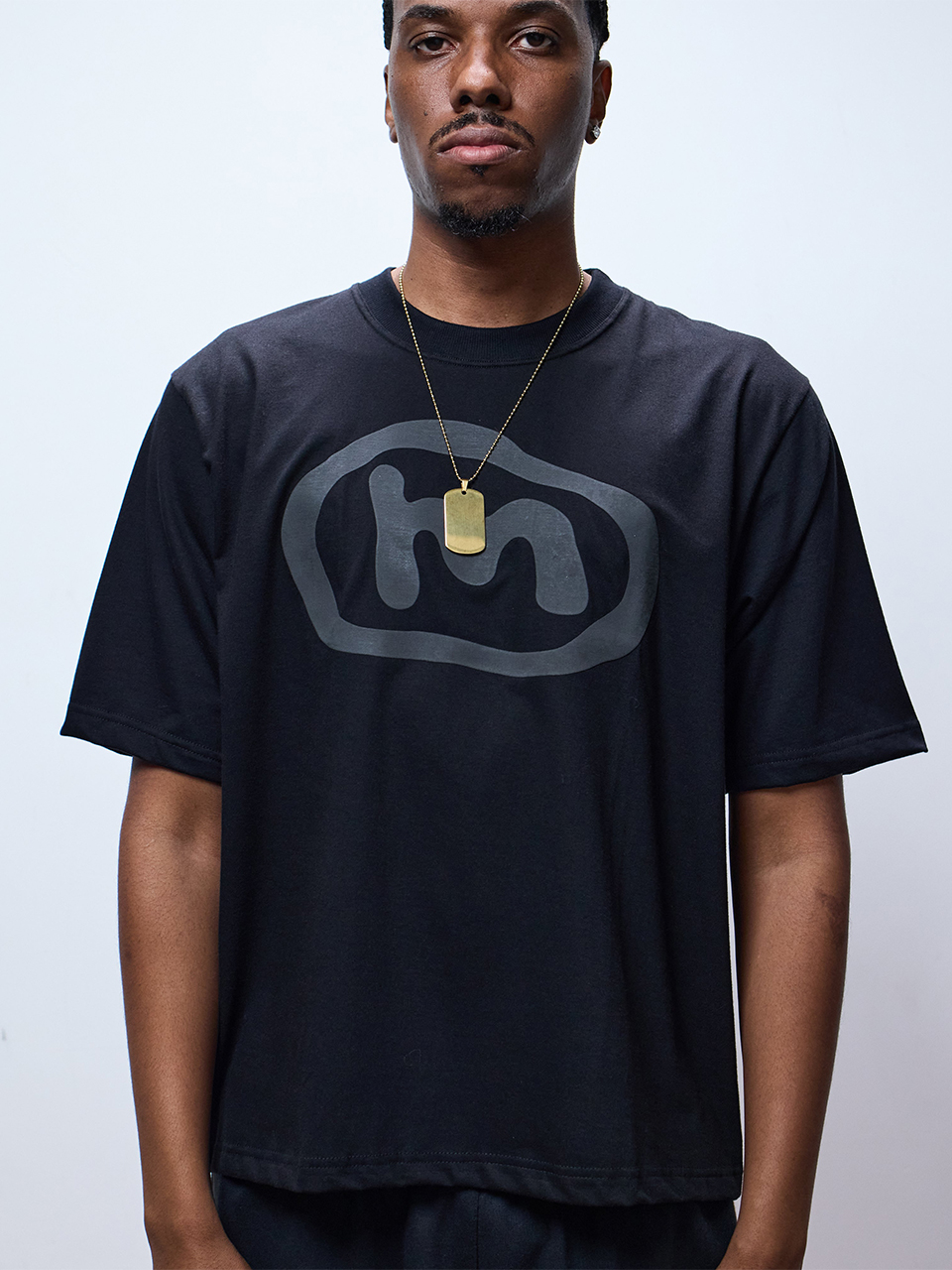 Imagem de: Camiseta Mad Enlatados M Relevo Preta