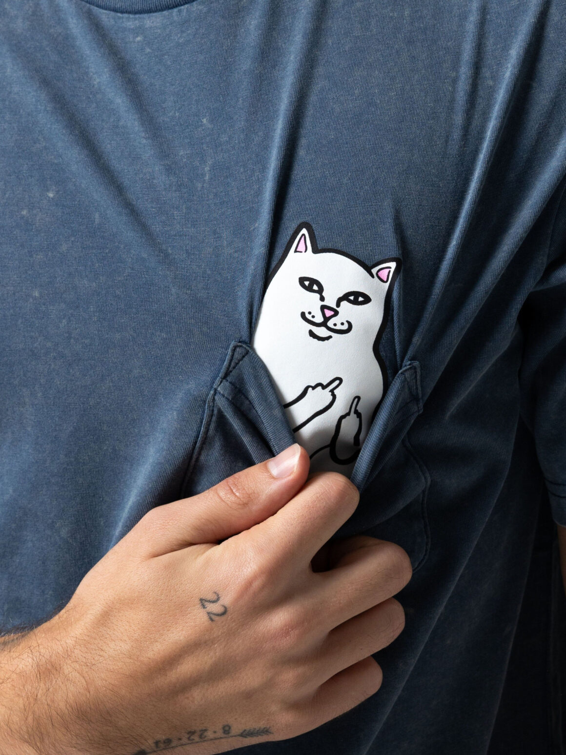 Imagem de: Camiseta Lord Nermal Pocket Ripndip Chumbo Estonada