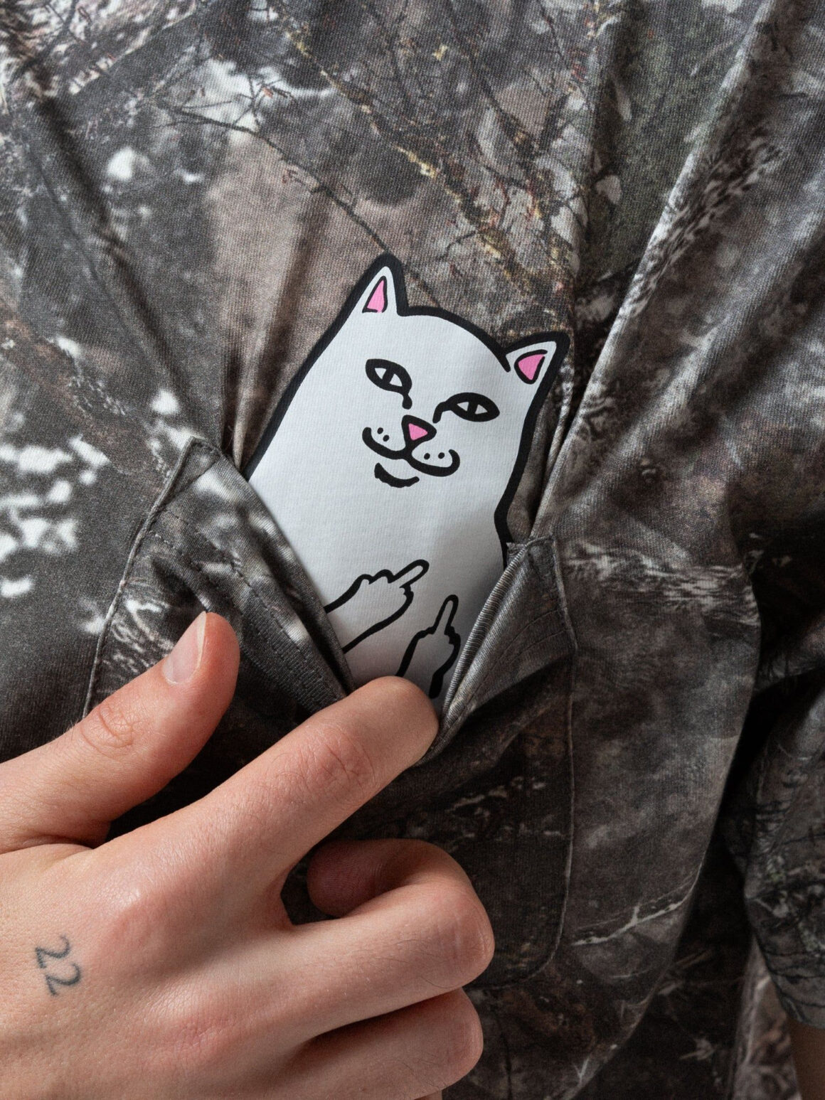 Imagem de: Camiseta RIPNDIP Lord Nermal Pocket Nerm Tree Camuflada