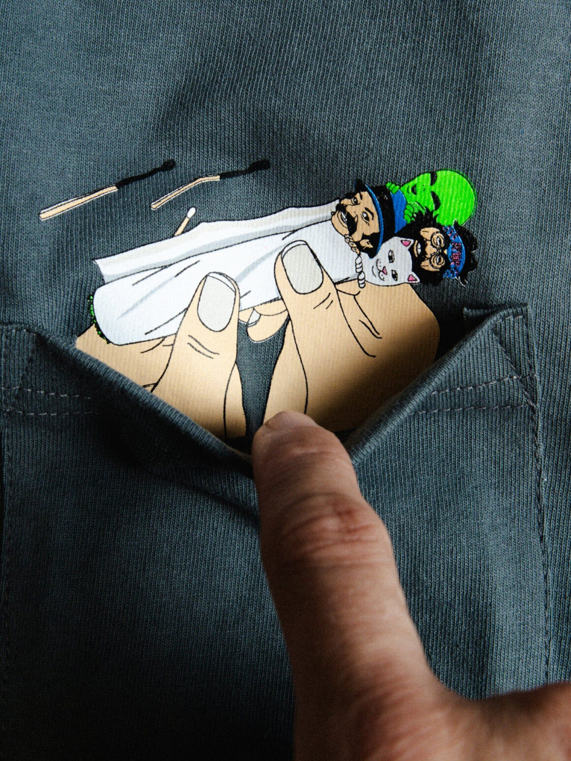 Imagem de: Camiseta Ripndip Roll Me Up Pocket Cinza Chumbo