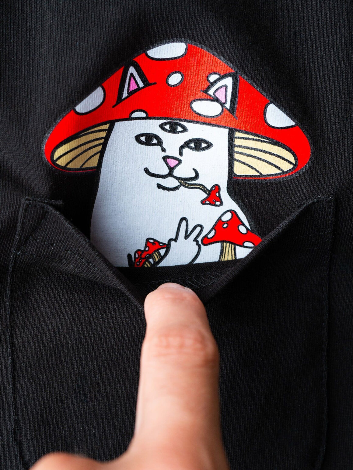 Imagem de: Camiseta Ripndip x Hemper Enlightened Nermal Pocket Preta