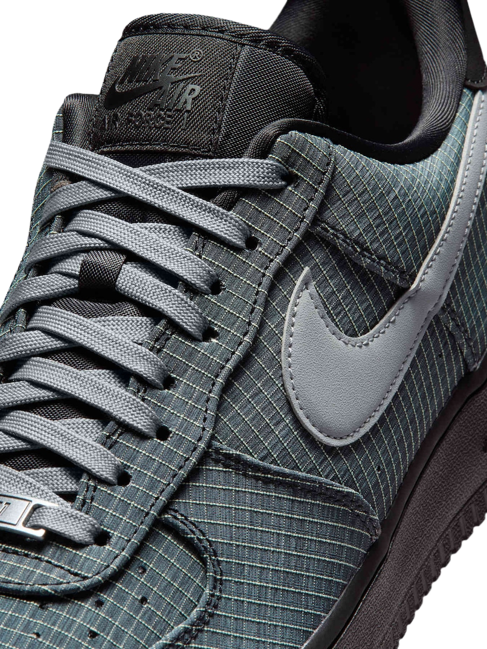 Imagem de: Tênis Nike Air Force 1 ’07 LX Vibram Bomber Cinza
