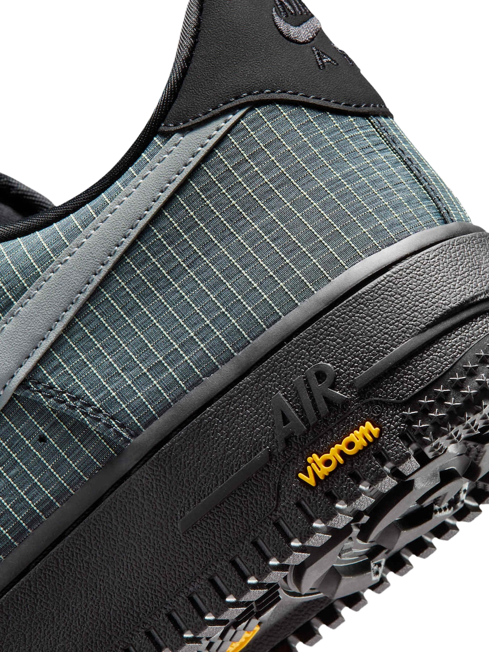 Imagem de: Tênis Nike Air Force 1 ’07 LX Vibram Bomber Cinza